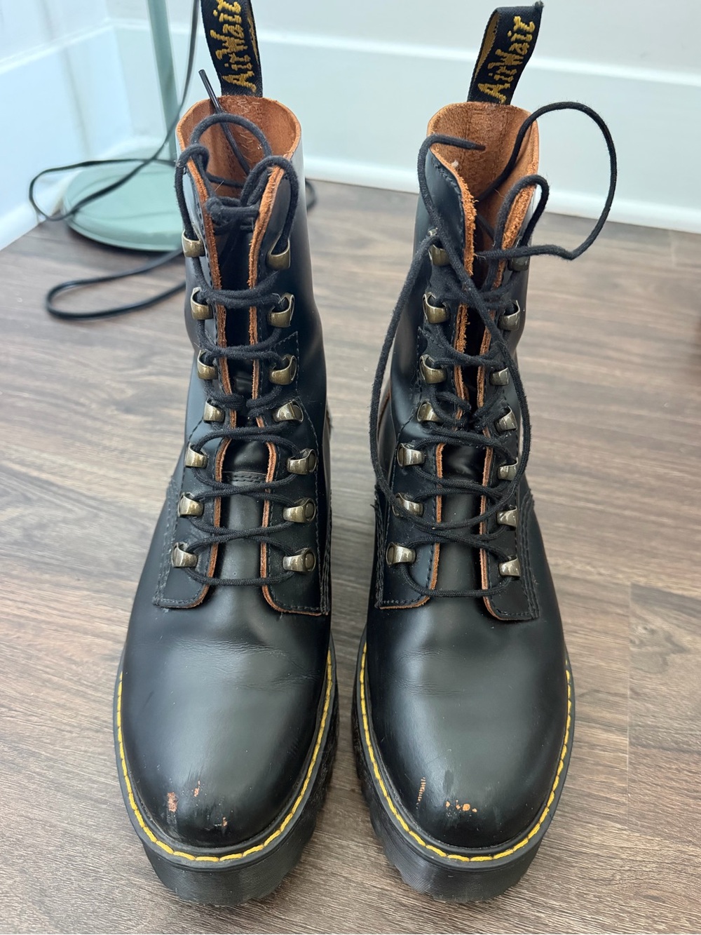 DR MARTENS LEONA VINTAGE SMOOTH LEATHER HEELED BOOT